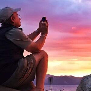 Dewitt Jones photographer taking a photo of a beautiful sunset